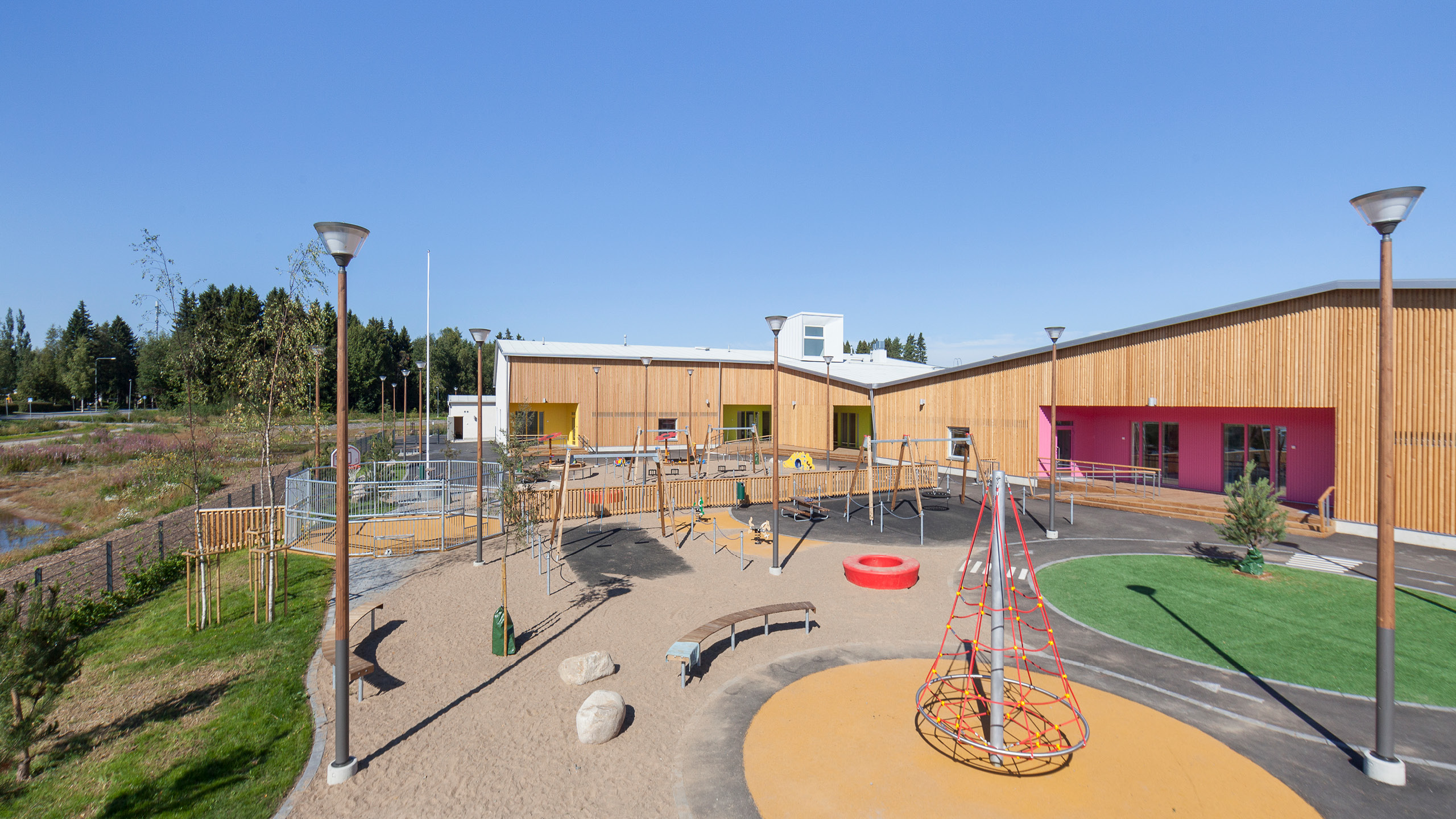 OOPEAA_Ulkometsä_web-