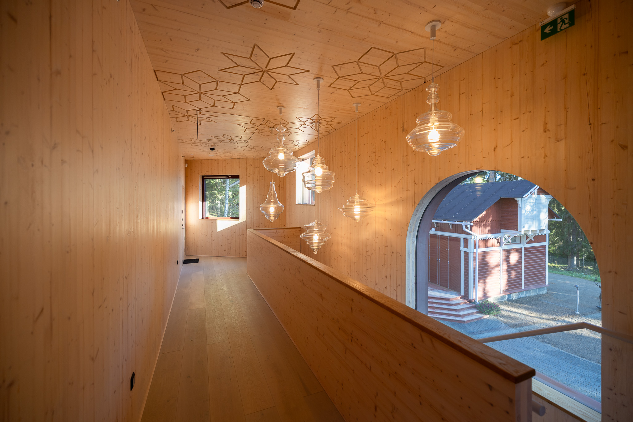 Wood is strongly present also in the interiors of the new guest house, Käenpoika