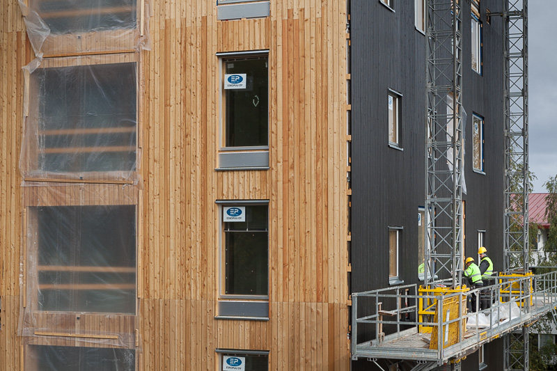 Puukuokka Housing Block, installation of the prefabricated wooden facade elements