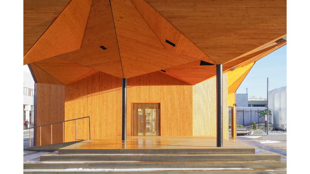 Kontra Pavilion, the stage is provided with equipment for sound and lighting. It is integrated in the wooden structure of the ceiling